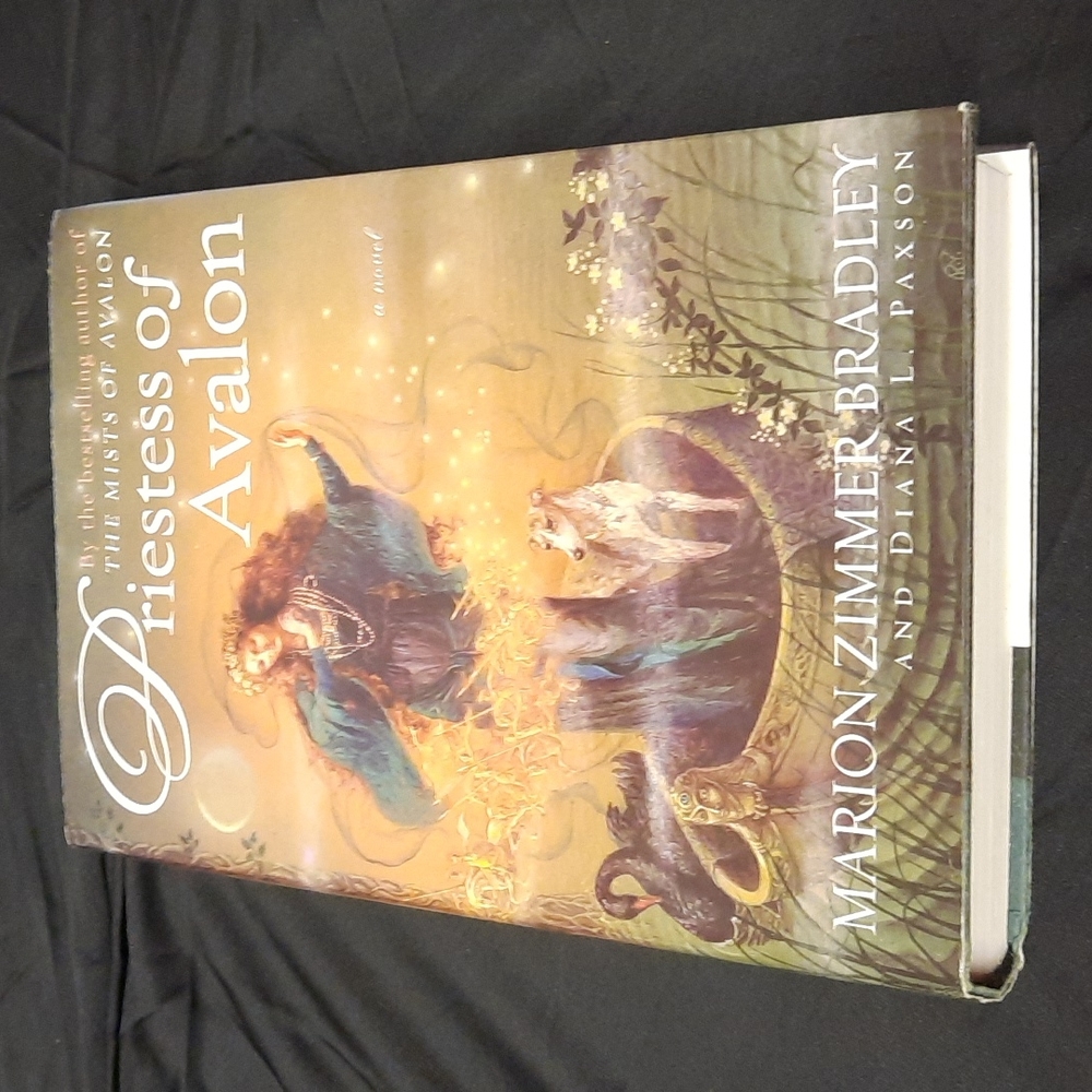 PRIESTESS OF AVALON by Marion Bradley